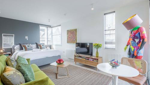 Superb Central Apt River Views & Parking - Photo 4