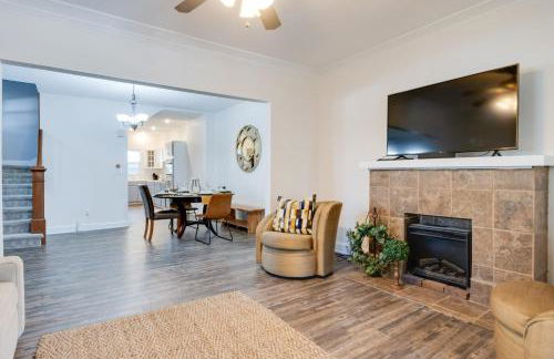 Near Family Fun! Centrally Located Indy Charmer - Foto 12