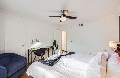 Your Comfy King Suite Getaway - Sleeps 4 - Pool, Prkg - Foto 23