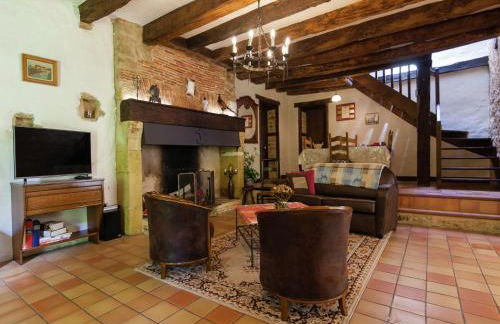 Spacious farmhouse with private heated pool in a rustic garden - Foto 14