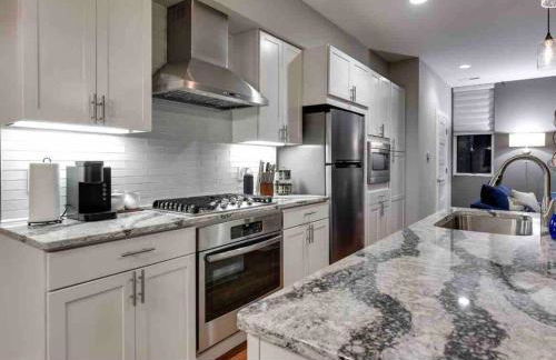 Modern Townhome Near Downtown walk to CWS! - Foto 21