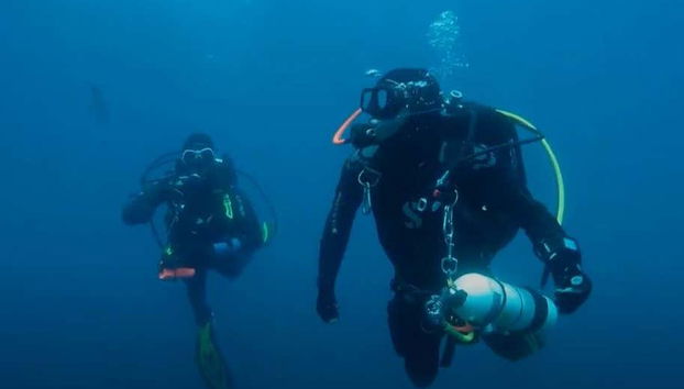 Disfrutando del bautismo de buceo
