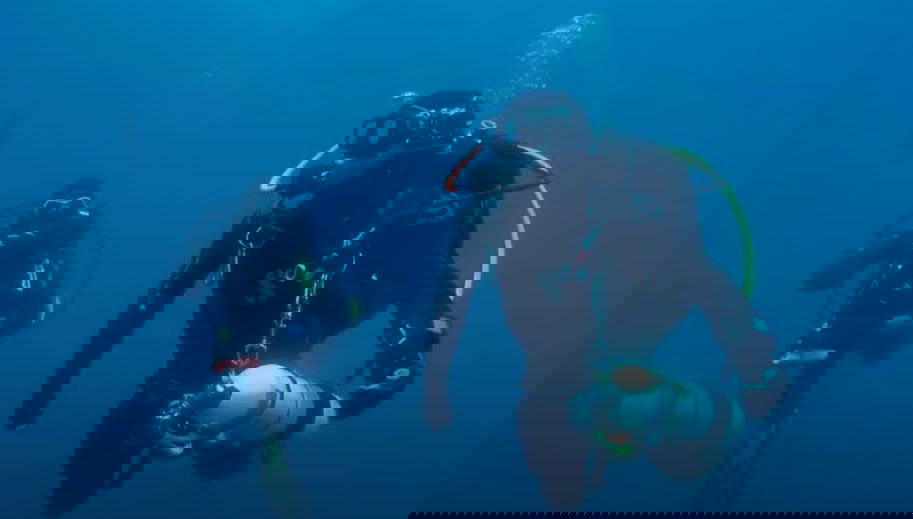 Disfrutando del bautismo de buceo