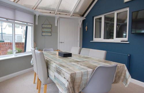 Sound of the Sea, beach front Bungalow with hot tub, in Tywyn - Foto 9