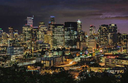 Rare 3BR Modern Urban Escape Private Garage - Foto 39