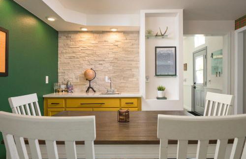 Cozy Family Retreat with Yard - Walk to Olde Town - Foto 9