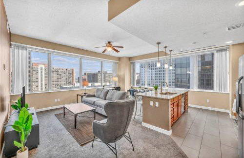 LAKE VIEW Sky-Suite in the Heart of Downtown! - Photo 2
