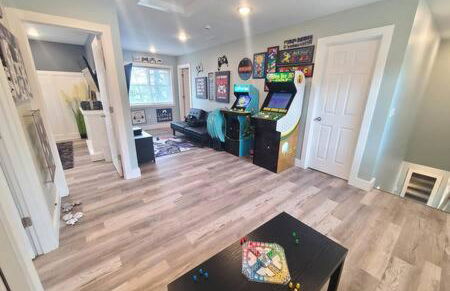 Stunning Lake Home w arcade and huge deck - Foto 19