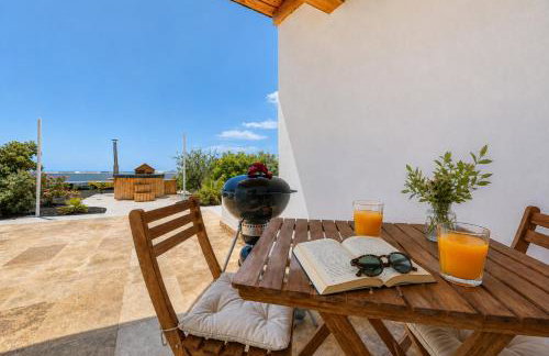 Chalet Emily Alpine Chic with Hot Tub and Ocean View By Lanzarote Vacation Homes - Foto 3