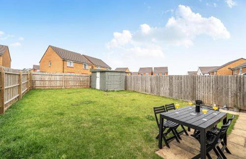 Bright 4 Bedroom Home in Walsall, Free Parking and for EVs - Foto 54