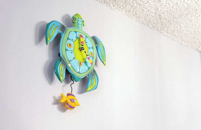 Partial Ocean View Condo with 2 Beds and Parking - Foto 31