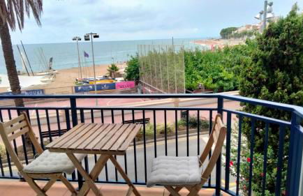 Beachfront Apartment with Sea Views & Private Parking - Foto 9