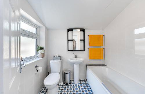 Spacious Bedford House Sleeps 6 Superfast WiFi Weekly Rates - Foto 8