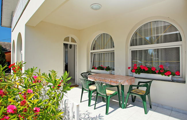 7 bedroom House in Balatonszárszó with garden and terrace - Photo 2