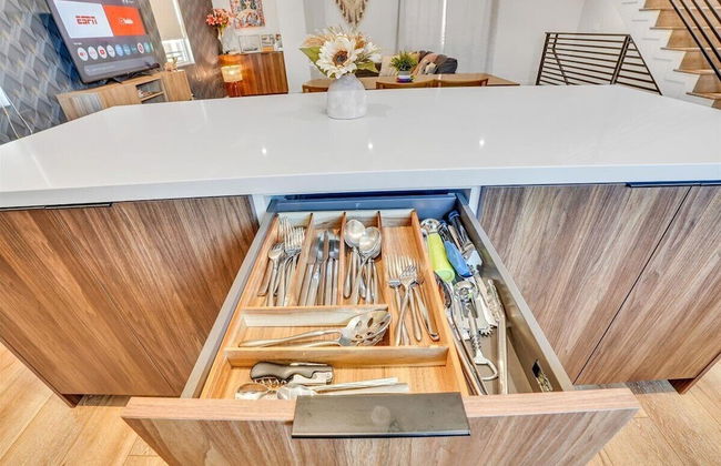 Luxurious Townhome - Photo 16