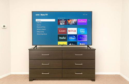 Newly updated 5BR/2.5BA w/pool sleep 16 ppl• - Photo 23