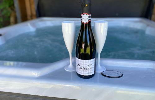 BeRo Bungalow with a hot tub & a large garden! - Foto 1