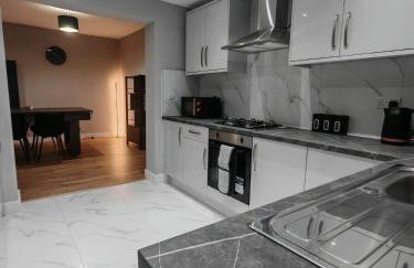 Bright 4BR Home, Outdoor Garden, Easy Parking - Foto 36