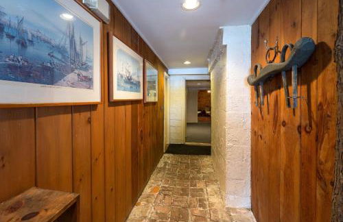 Private Tavern, Hot Tub, 8-Fireplaces, Spa Baths, Fire Pit, Baths Ensuite - Shop or Ski! - Foto 37