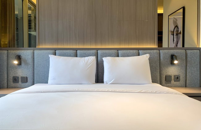 Warm And Modern Look Studio Room At Gold Coast Apartment - Foto 2