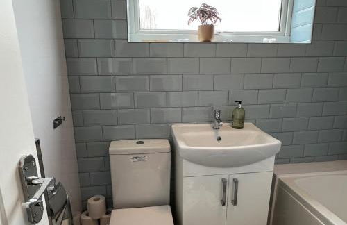 CHINE COTTAGE self-catering coastal bungalow in rural West Wight - Photo 12