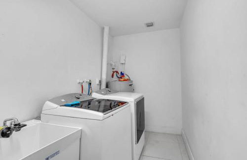 Stunning 4 Bedrooms House with Pool 6 minutes to the Ocean - Foto 12