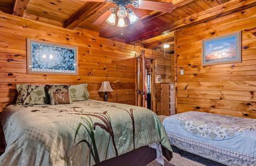 Lodge at OZK Ranch- Incredible mountaintop cabin with hot tub and views - Photo 26