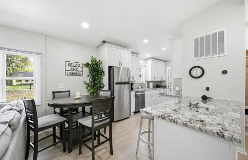 New Lakefront Getaway Private Hot Tub Min to DMC - Foto 38