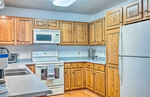 Roomy Angel Fire Home with Hot Tub, Sunroom and Views! - Foto 7