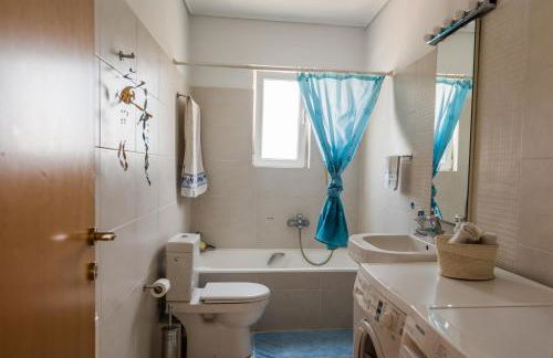 Family getaway, spacious and luxurious, sea view, terrace, 5 minutes from Voula beach, 30min from Athens center - Foto 18