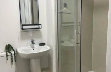 Stunning One Bed Flat at Dawe Luxury Suites - An Entire Apartment near Ely Cathedral & Train Station - The Perfect Base to Explore Ely, Cambridge, Norfolk & London - 2 Guests Max - Photo 10