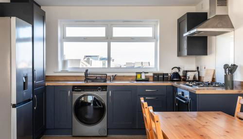 Lane End - Bright & Spacious 2-Bed Flat with Balcony & Parking - Foto 2