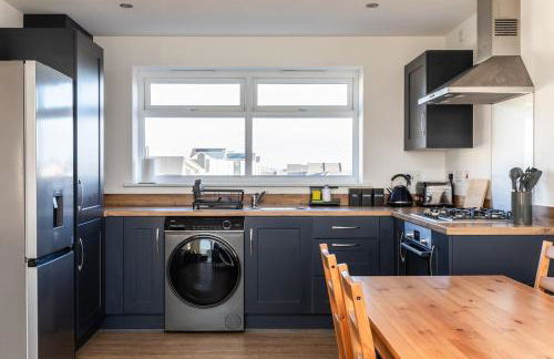 Lane End - Bright & Spacious 2-Bed Flat with Balcony & Parking - Foto 2