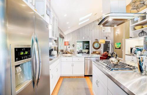 Quiet central home with enclosed yard, deck, grill, central AC, washer and dryer - Foto 13