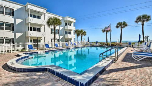 Coastal Condo Escape with Patio Steps to Beach - Foto 1