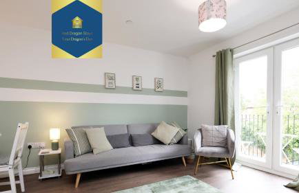 large 2 bed central apartment with balcony and private parking - Foto 5