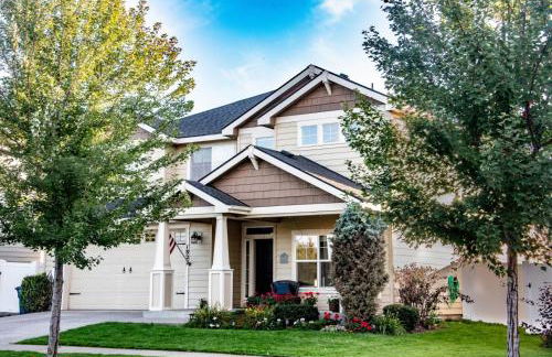 Family Fun! Gorgeous North Idaho Home w/Tesla Charge : Prairie Inn - Photo 1