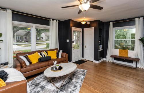 Near Drake/Downtown packed w/Amenities - Hot Tub - Movie Theater - Photo 22