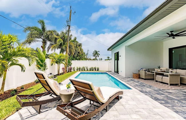 Luxurious Naples 4BR w Pool by Vanderbilt Beach - Photo 37