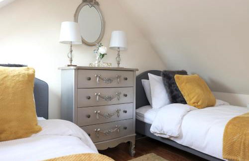 JOIVY Greenknowes Estate with Hot Tub and Bar - Farmhouse and Lodge - Photo 66