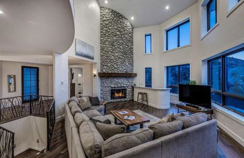 Cozy mountain home w riverfront patio - Foto 1