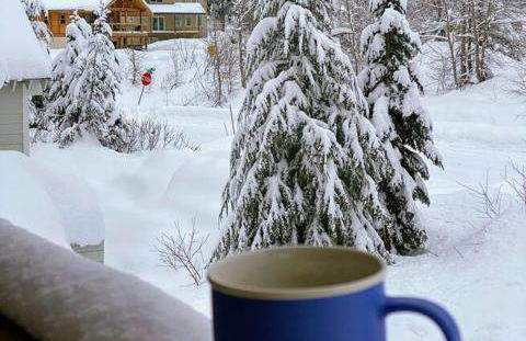 Walk-In Skiing/Tubing Across at Summit East - Foto 3