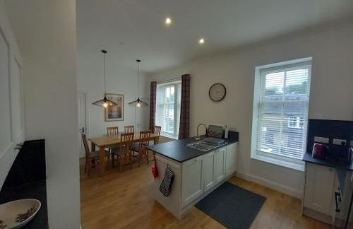 Stunning Village Centre Holiday Home - Photo 12