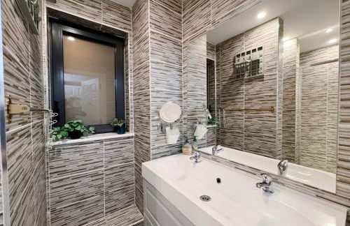 Comfy Stylish Unit Near Canary Wharf l Top Floor Ideal for Business and Leisure Privacy l No Minimum Stay I - Photo 23