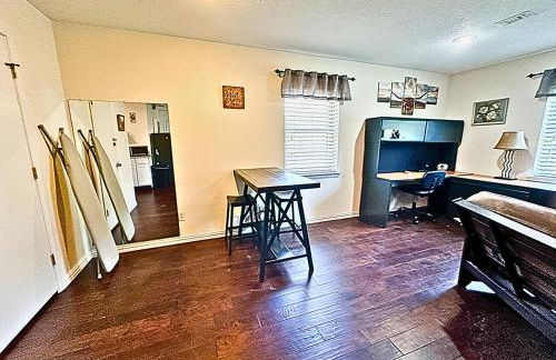 Texas Speedway Retreat: Desk + Cowboy Dipping Pool by Vacation Your Way - Foto 12