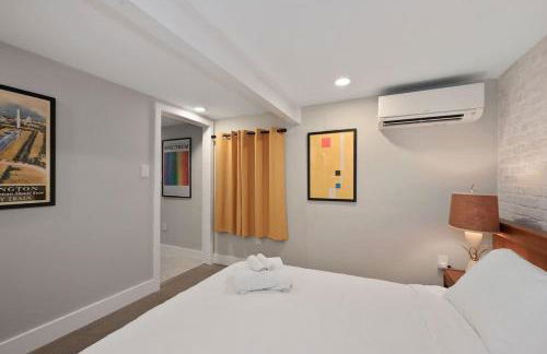 Massive Mid-Century Marvel 5 Bedrooms and Parking - Foto 28