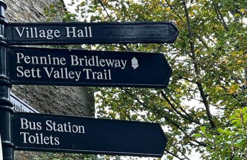 Elegant Hayfield Escape - Heart of Peak District - Photo 32