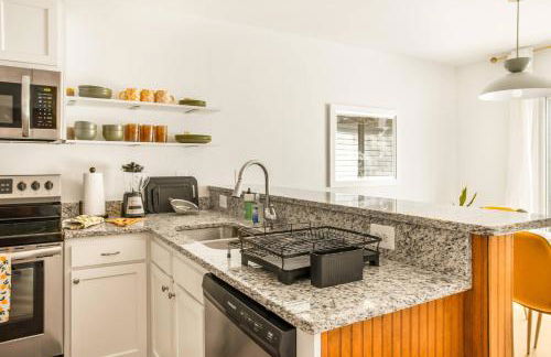 Walk to the Beach & Town | Stylish Beach Home - Foto 36