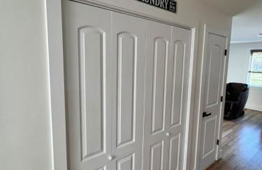 Catskills Escape Hot Tub Massage Chairs & Games - Foto 8