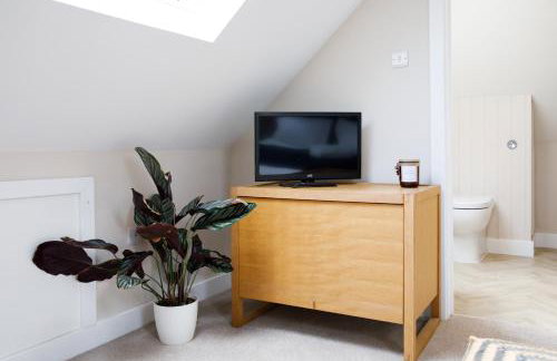 " Orchard Croft Lodge ", New Property, DOG FRIENDLY, Ideal for all Goodwood Events, 5 Minutes from Southend Barns, 9 Minutes From Sandy West Wittering Beach, 2 Bathrooms, Can Sleep 8 On Request, ' Starlink ' Wi-Fi & Sky Sports, Zip & Link Super-King beds - Foto 24